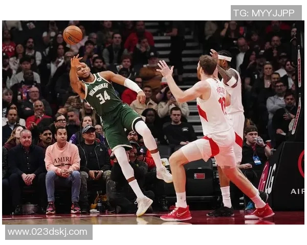 字母哥愤怒撕裂球衣雄鹿惨败后更衣室冲突升级引发热议